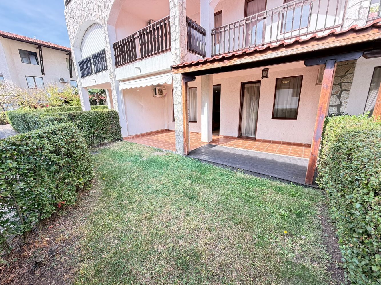Apartmán v první linii u moře s přímým přístupem na pláž ve Sveti Vlas – vlastní zahrádka u apartmánu