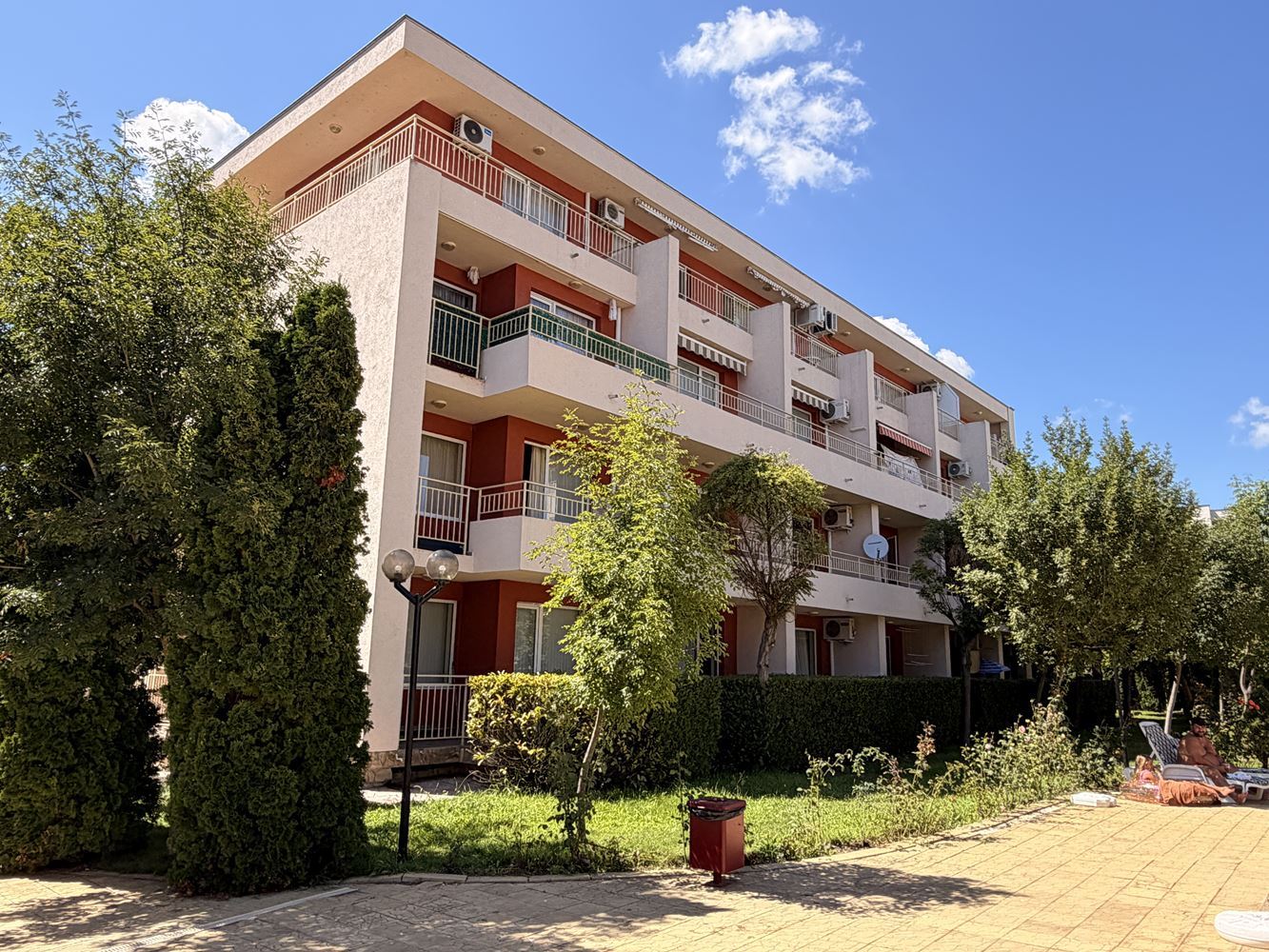 Útulný apartmán s jednou ložnicí v Slunečném pobřeží – krásný výhled na bazén a vynikající komplex pro odpočinek a investici