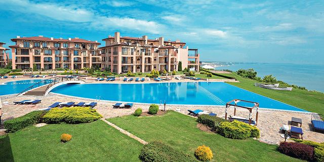Prostorný zařízený apartmán se dvěma ložnicemi a výhledem na moře u Balčiku – komfort uprostřed přírody a Golfové riviéry