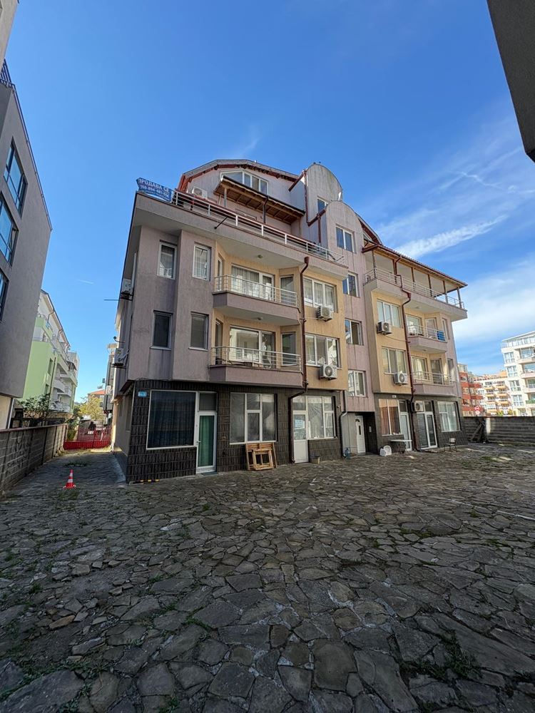 Jedinečný dvoupokojový apartmán v samém centru Pomorie – pouhých 100 metrů od pláže!
