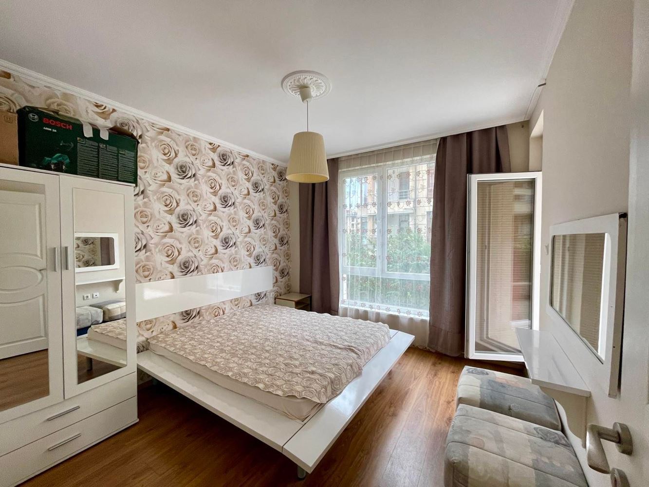 Útulný apartmán s jednou ložnicí a výhledem na bazén v klidném komplexu ve Slunečném pobřeží