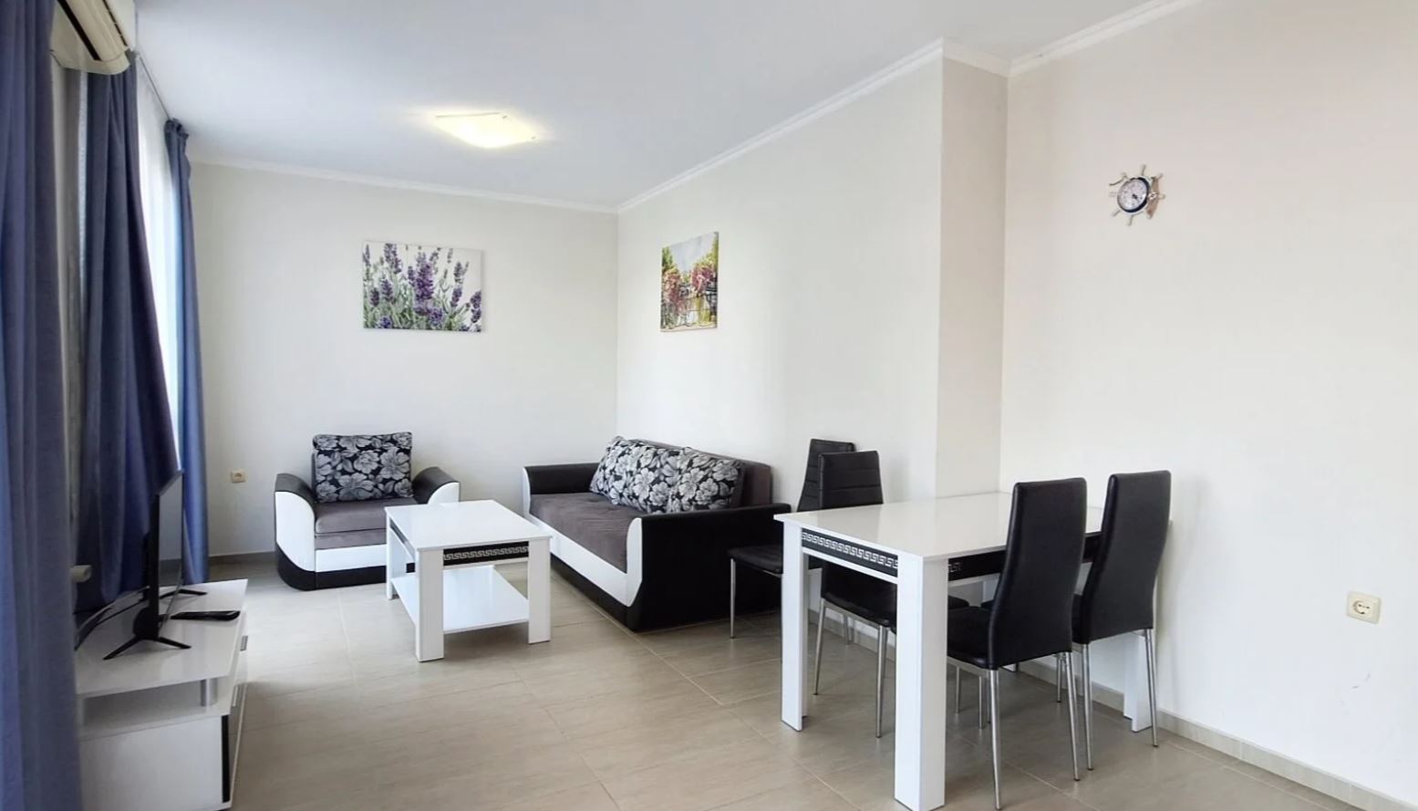 Apartmán s jednou ložnicí v první linii u moře ve Svatém Vlasu – útulná nemovitost s výhledem na bazén a moře