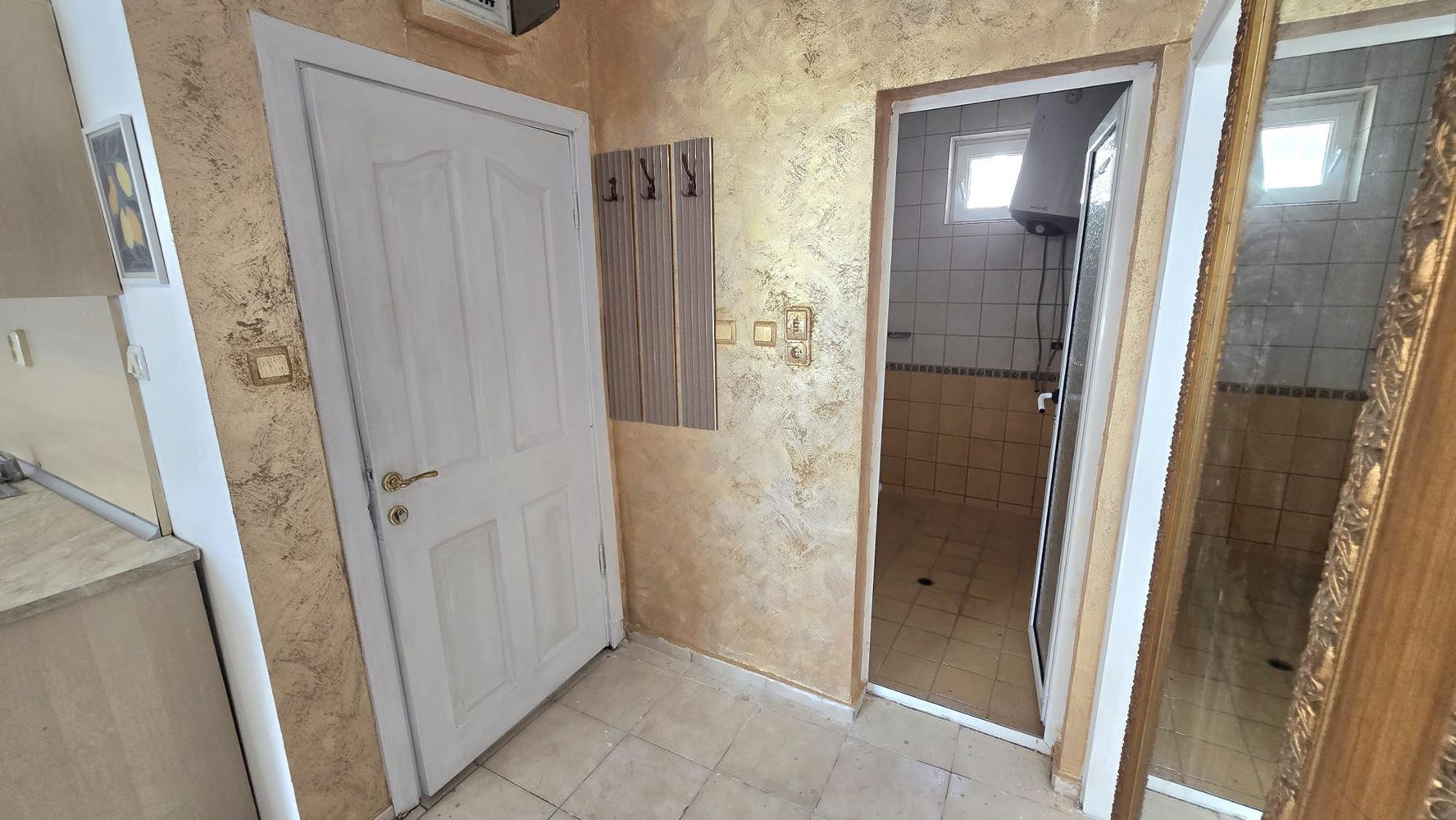 Apartmán se dvěma ložnicemi, jižní orientací a výhledem na bazén v Slunečném pobřeží