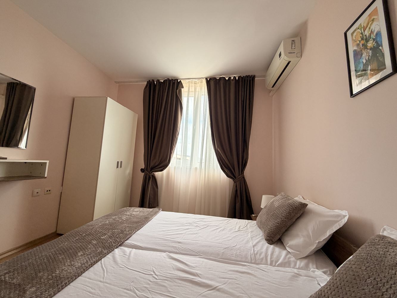 Prostorný apartmán se dvěma ložnicemi ve Slunečném pobřeží – panoramatický výhled a klidná lokalita
