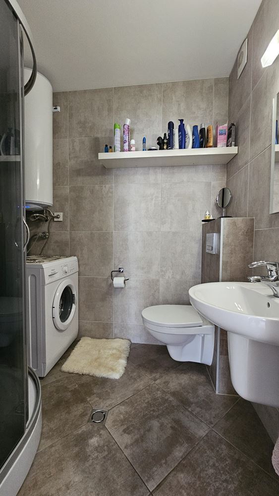 Výborný apartmán s jednou ložnicí s nízkým poplatkem za údržbu na Slunečném pobřeží – připraven k nastěhování