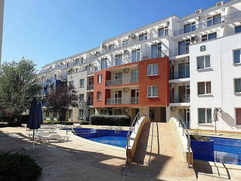Prostorný apartmán se dvěma ložnicemi v uzavřeném komplexu na Slunečném pobřeží