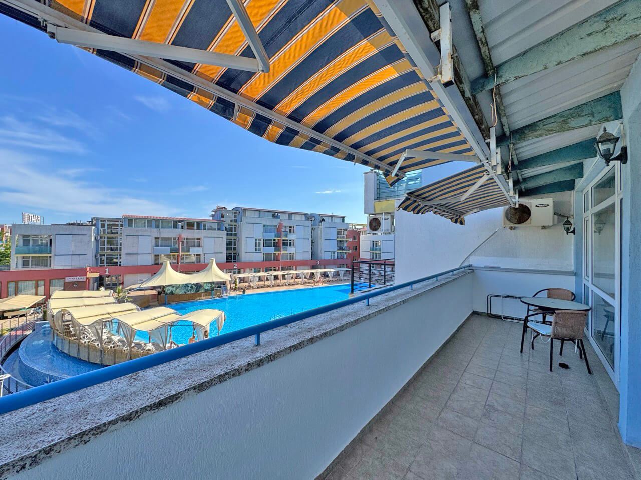 Útulný jednopokojový apartmán s výhledem na bazén na Slunečném pobřeží