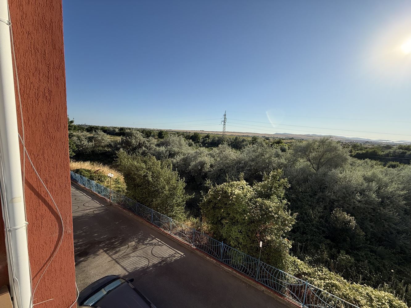 Byt s jednou ložnicí a terasou v Slunečném Pobřeží – komfort a celoroční bezpečí