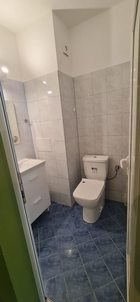 Prostorný apartmán se dvěma ložnicemi s výhledem na bazén na Slunečném pobřeží