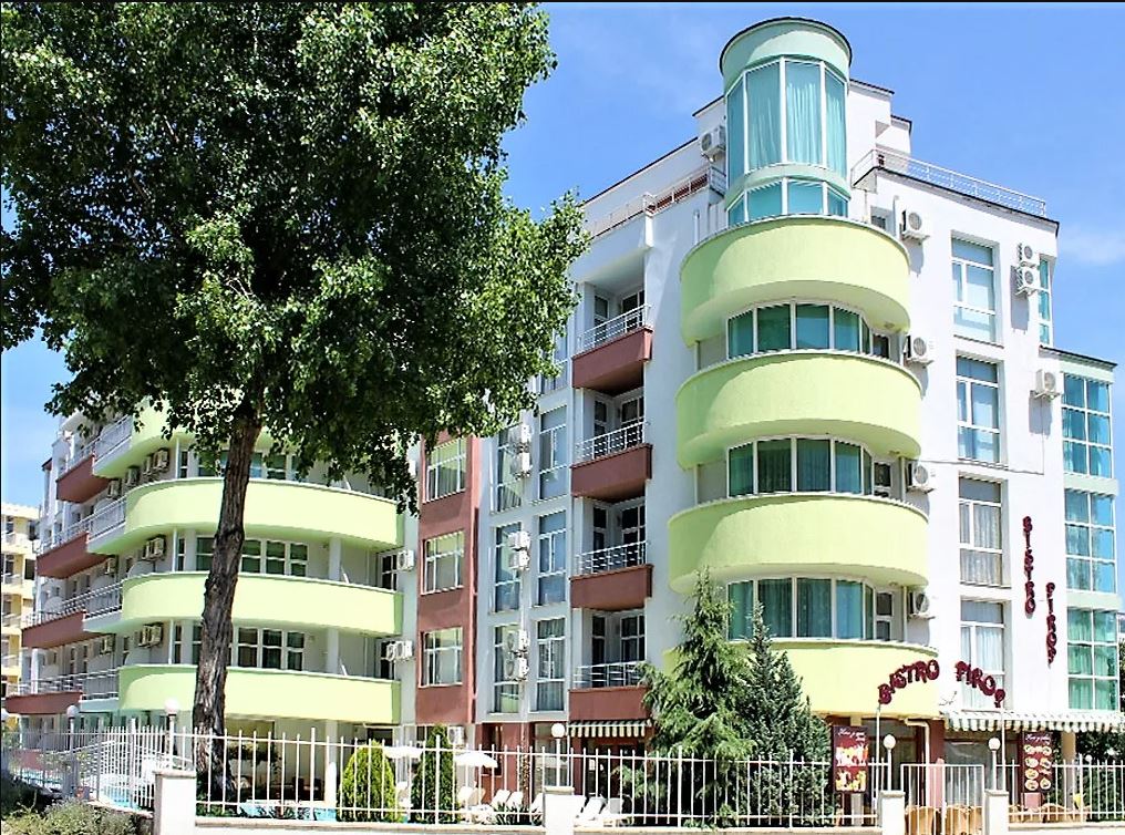 Slunečné pobřeží – prostorné studio s výborným potenciálem pro přestavbu na malý apartmán s jednou ložnicí