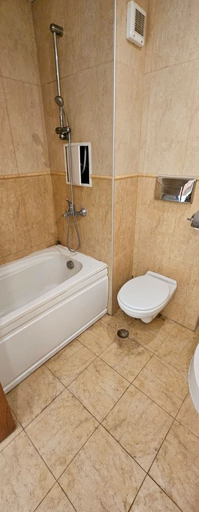 Prostorný apartmán s jednou ložnicí s výhledem na bazén – zařízený, s Aktem 16 a připravený k nastěhování