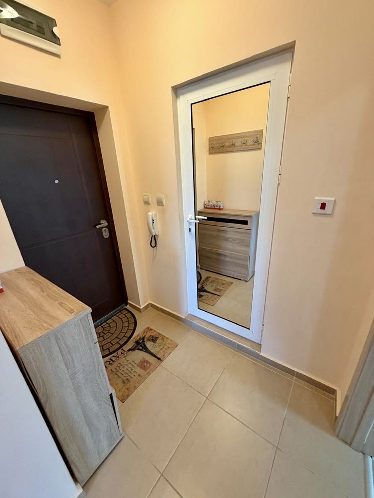 Sarafovo – prostorný apartmán s jednou ložnicí, Aktem 16, minimálním poplatkem za údržbu a kompletním vybavením