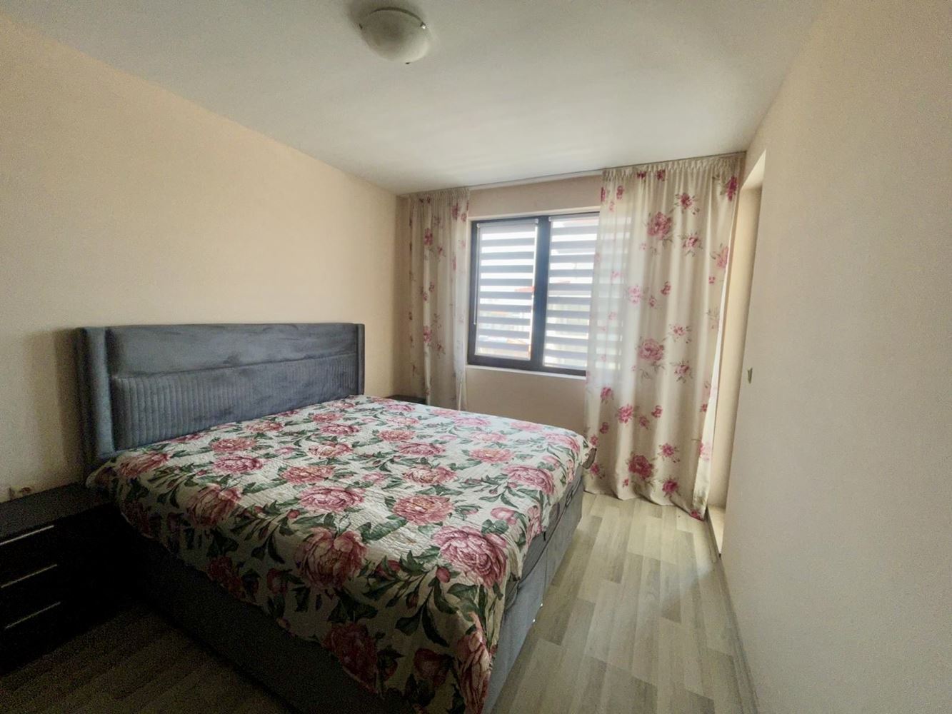 Prostorný apartmán se dvěma ložnicemi a vlastním dvorem v Nesebaru – komfort, klid a výborně udržovaný areál