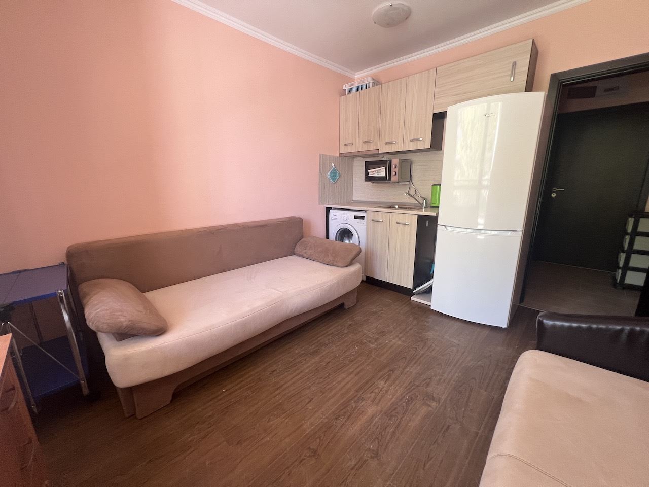 Útulné studio v srdci Elenite – jen pár minut od pláže, v uzavřeném komplexu s bazénem a skvělým zázemím