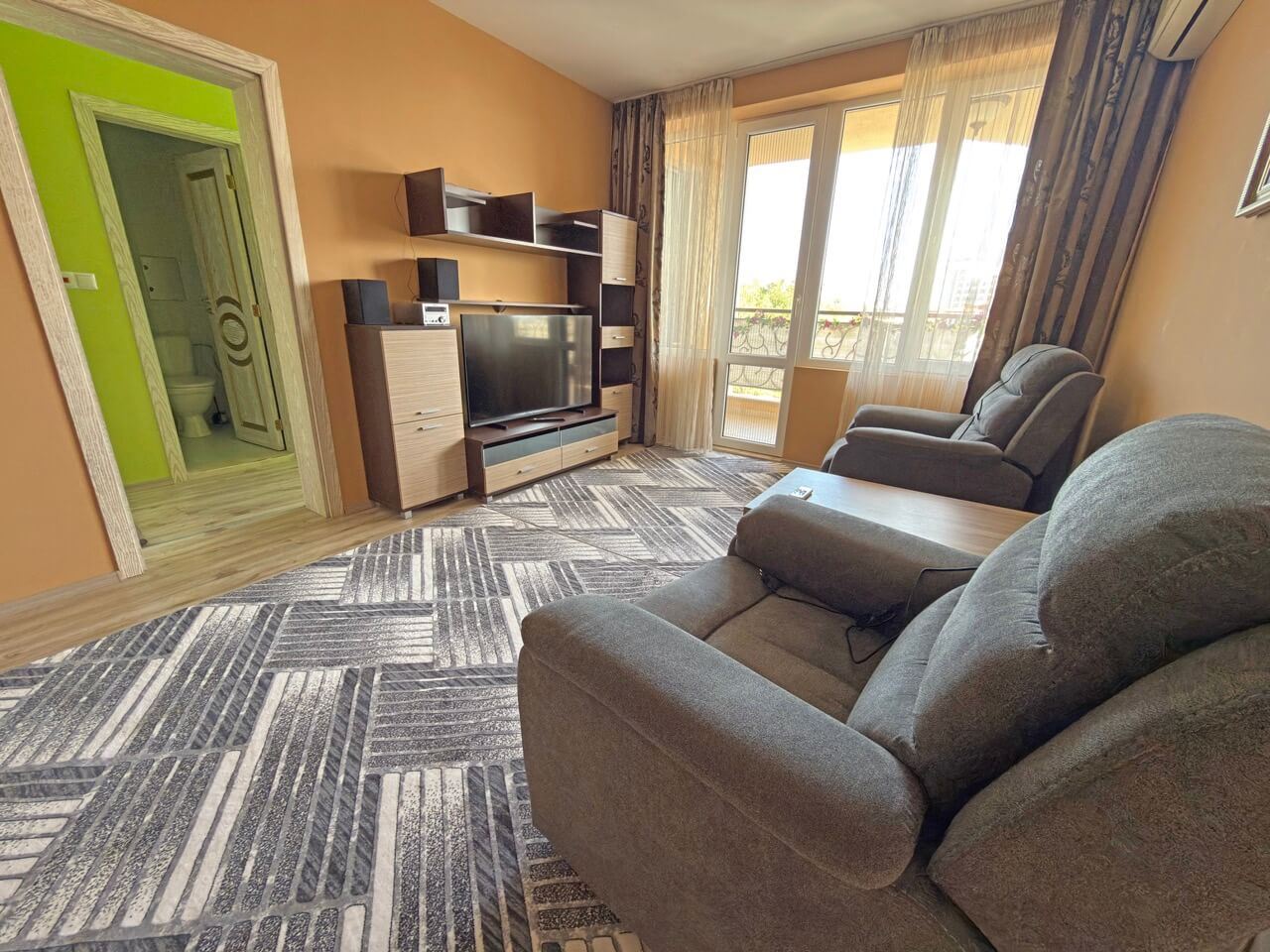 Apartmán se dvěma ložnicemi a výhledem na moře, 200 metrů od pláže v Pomorie