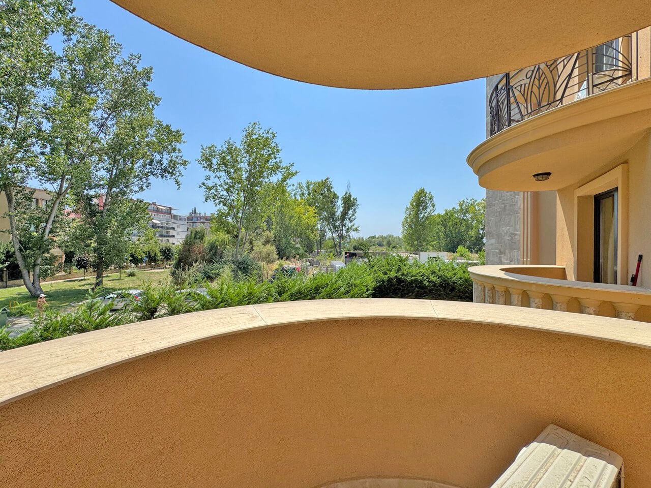 Světlý a stylový apartmán s jednou ložnicí v luxusním komplexu v Sunny Beach – vynikající volba pro bydlení a odpočinek