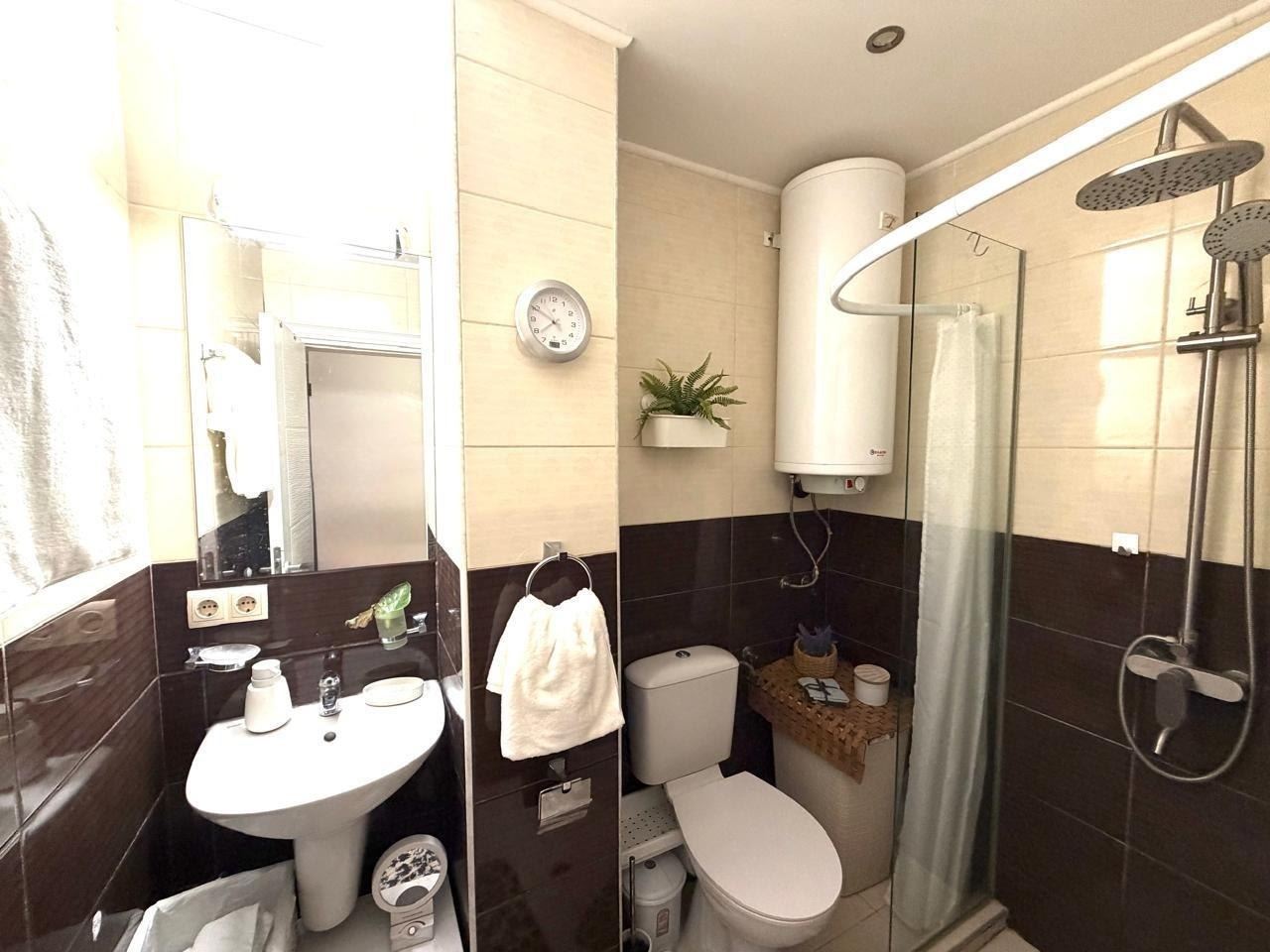 Prostorný apartmán se dvěma ložnicemi a vlastní zahrádkou pouhých 100 metrů od pláže v Nesebaru