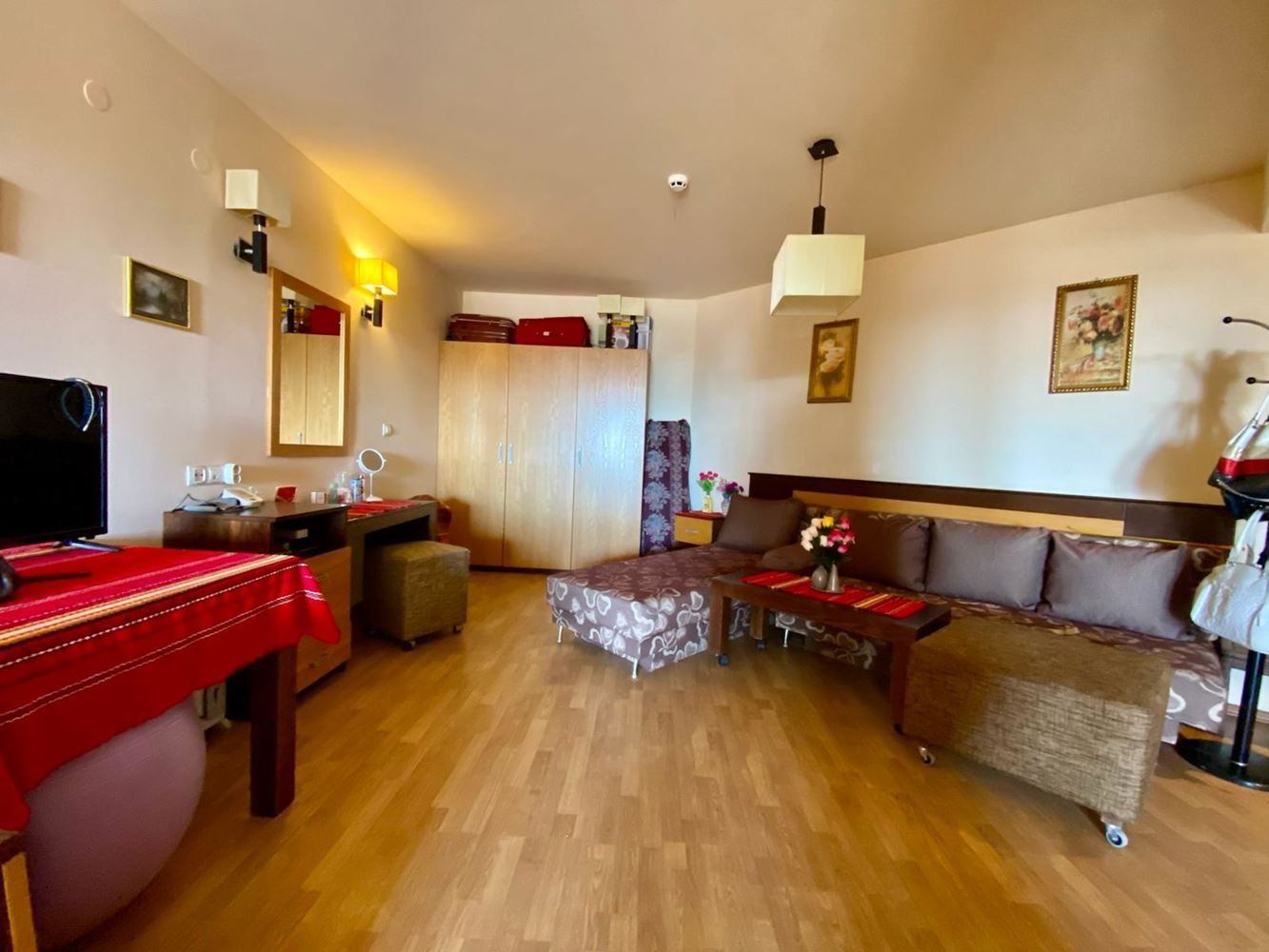 Prostorné plně zařízené studio s výhledem na bazén ve Slunečném pobřeží – komfort, klid a skvělá investice