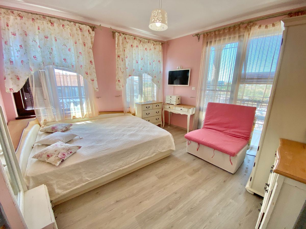 Unikátní mezonetový apartmán v prémiovém komplexu ve městě Nesebar