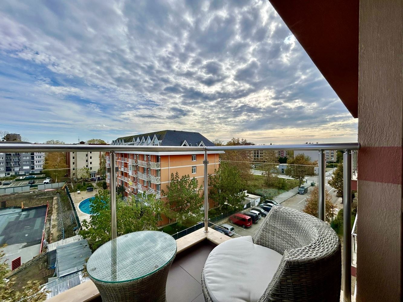 Světlé a útulné studio s výhledem na krásný vnitřní areál – komfort a klid v moderním komplexu