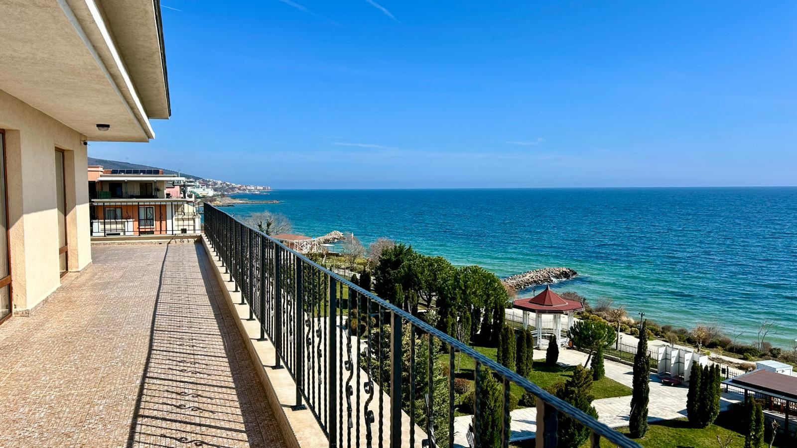 Sveti Vlas – apartmán se třemi ložnicemi s přímým panoramatickým výhledem na moře v komplexu na první linii