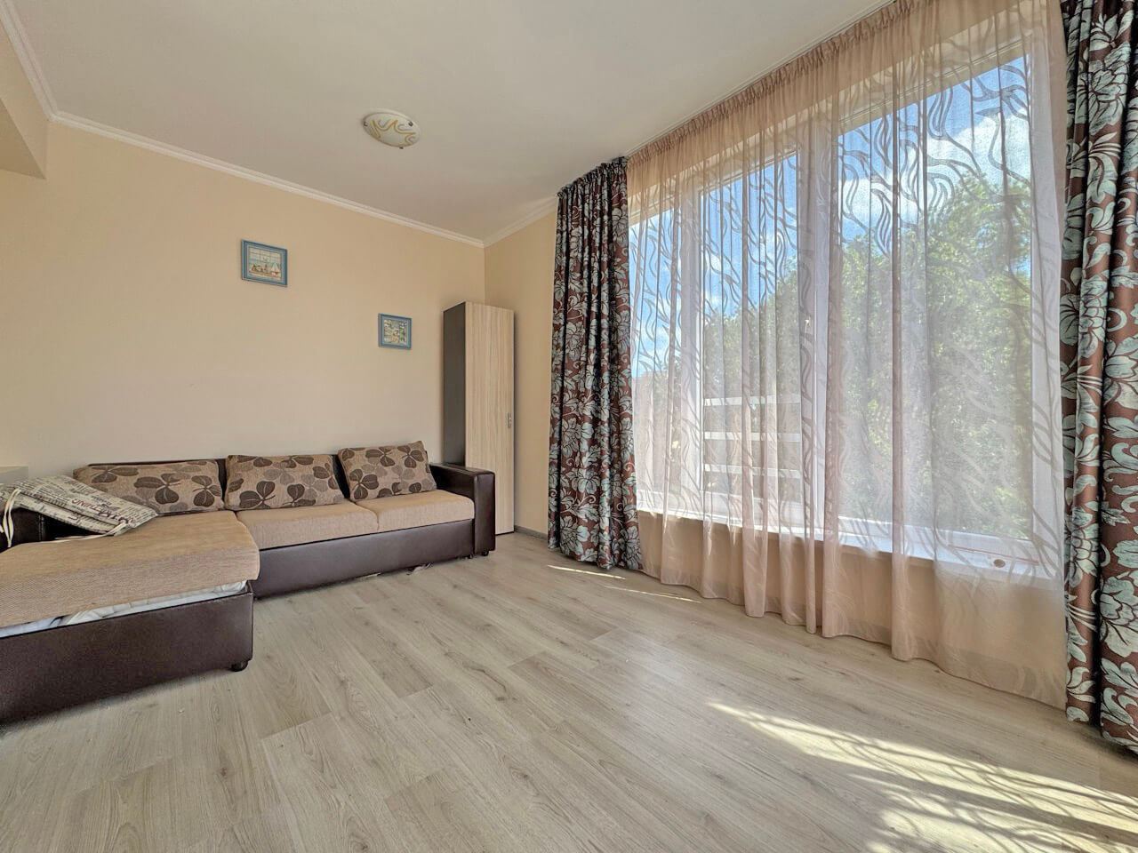 Apartmán se dvěma ložnicemi s výhledem na bazén v moderním komplexu na Slunečném pobřeží