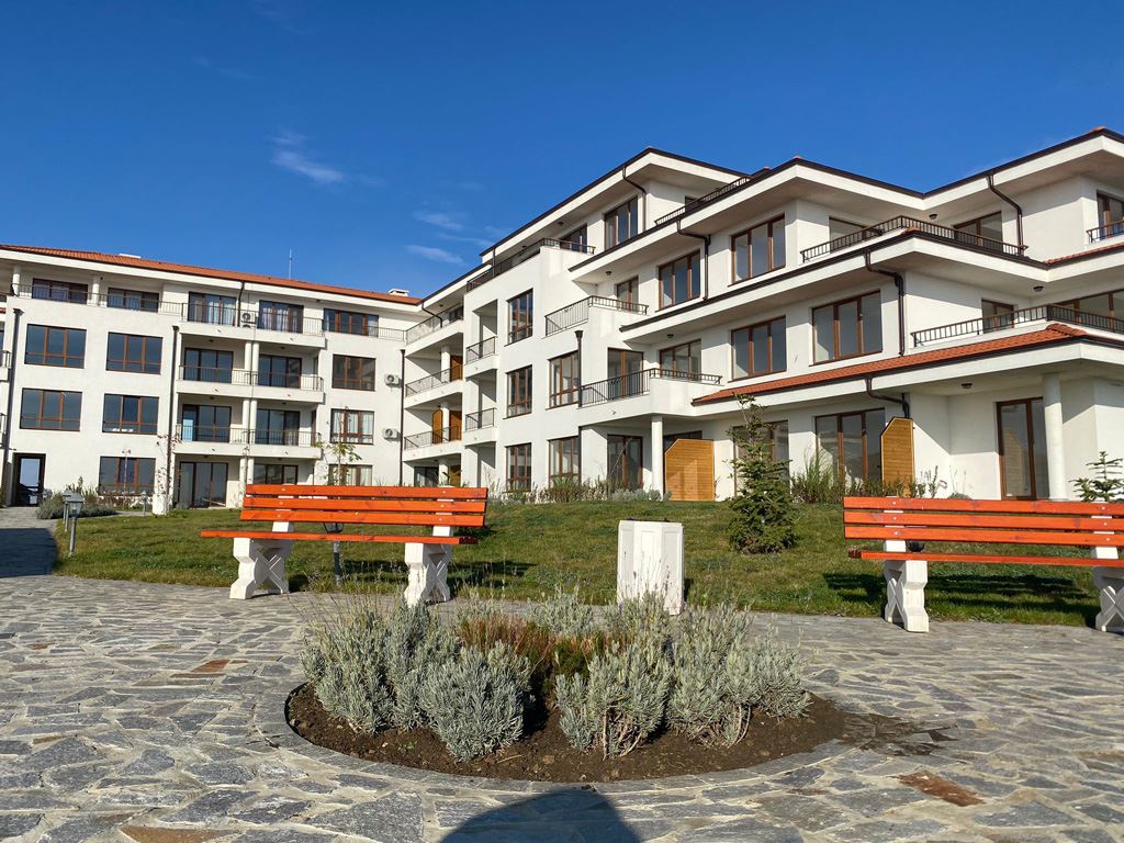 Zařízený apartmán s jednou ložnicí v novém komplexu v Aheloji – klid, zeleň a komfort u moře