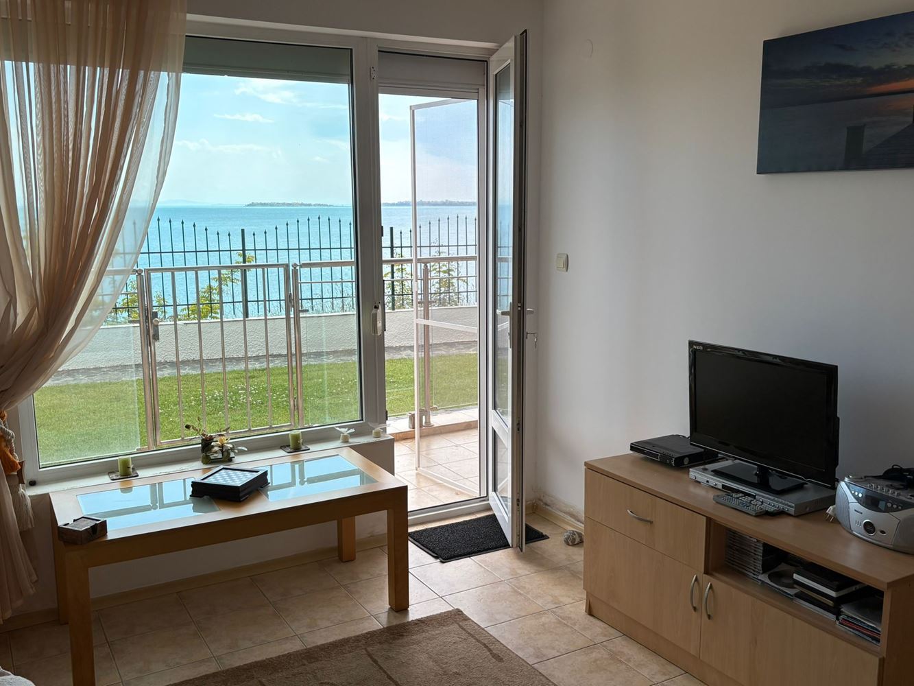 2pokojový apartmán s přímým výhledem na moře ve Svatém Vlasu – komfort, klid a resortový životní styl