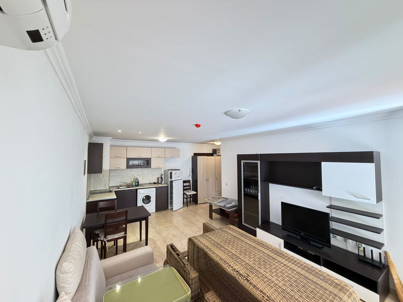 Apartmán v první linii u moře s přímým přístupem na pláž ve Sveti Vlas – vlastní zahrádka u apartmánu