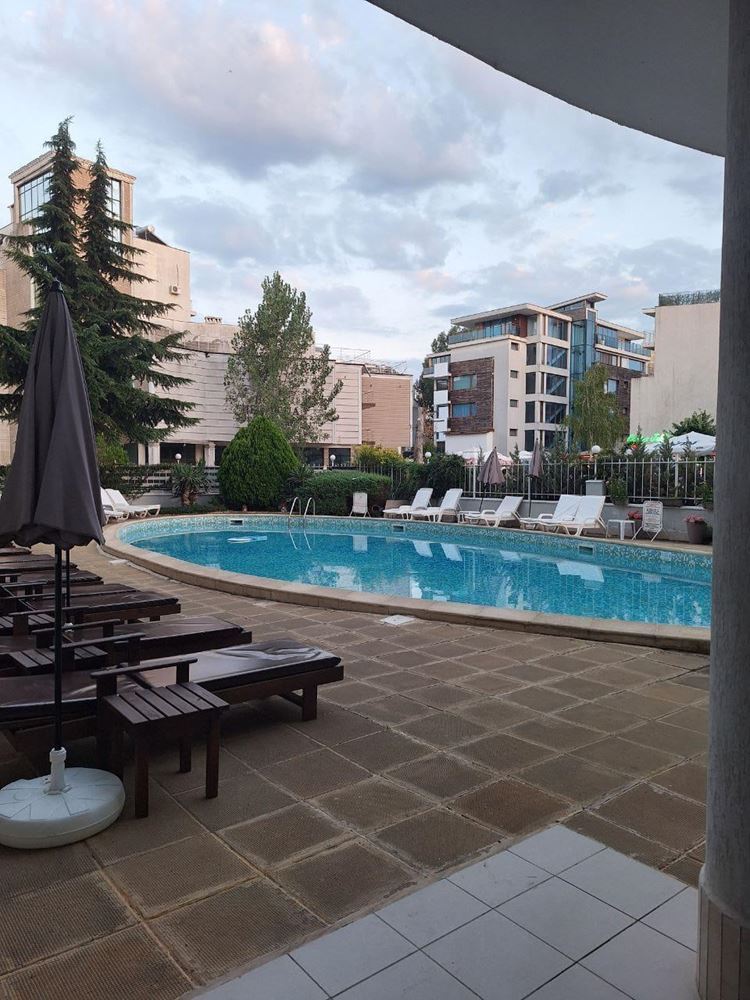 Prostorný apartmán se dvěma ložnicemi s výhledem na bazén na Slunečném pobřeží