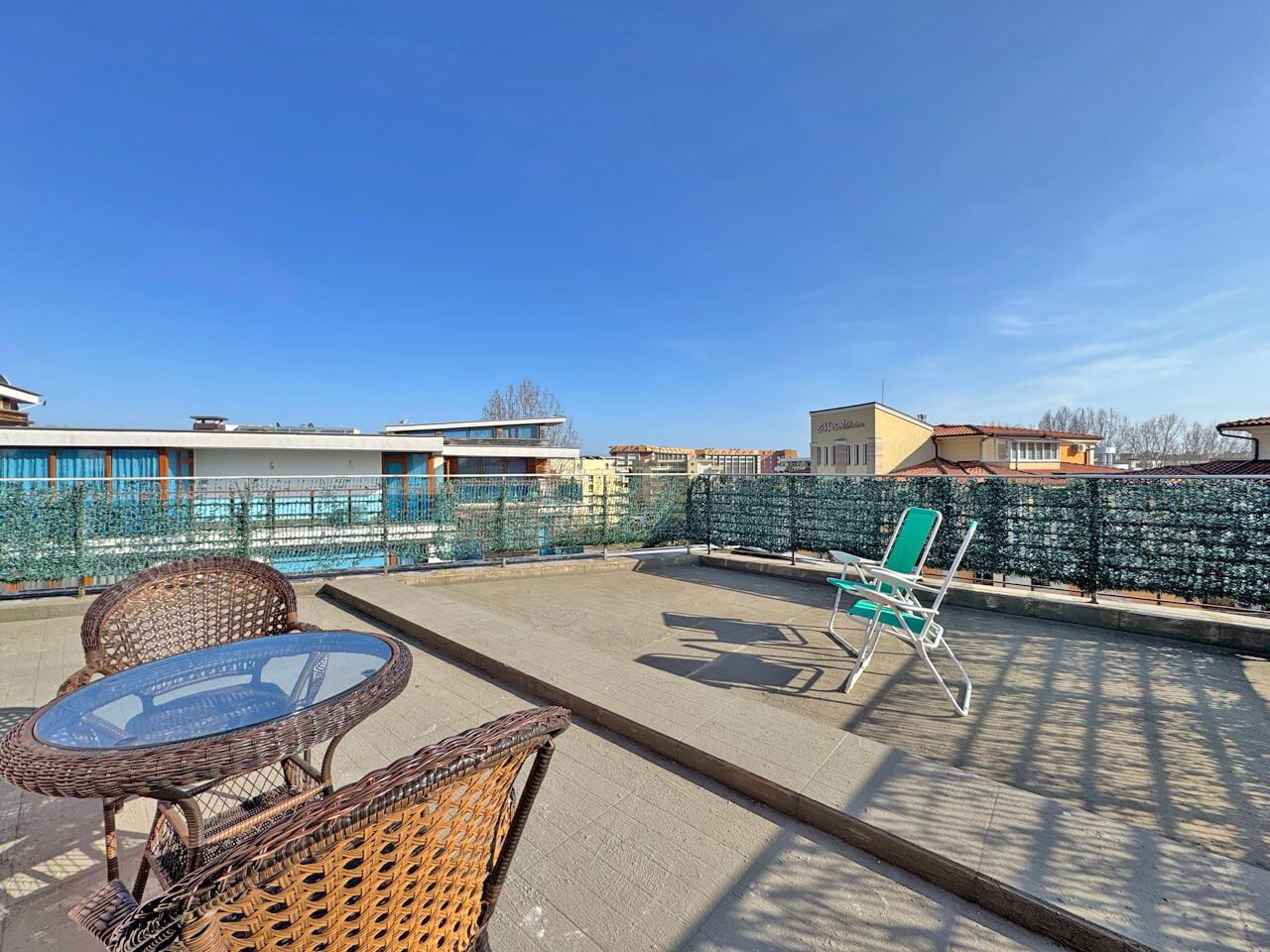 Luxusní penthouse na Slunečném pobřeží s působivou panoramatickou terasou a skvělou lokalitou