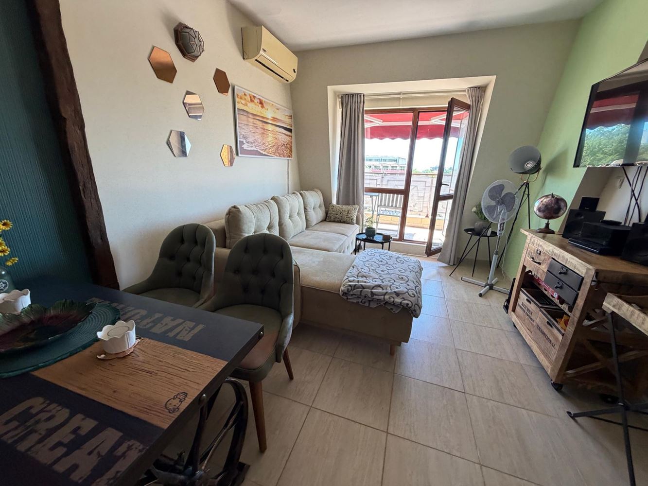 Apartmán s jednou ložnicí s výhledem na moře v uzavřeném komplexu na Slunečném pobřeží – připravený k užívání