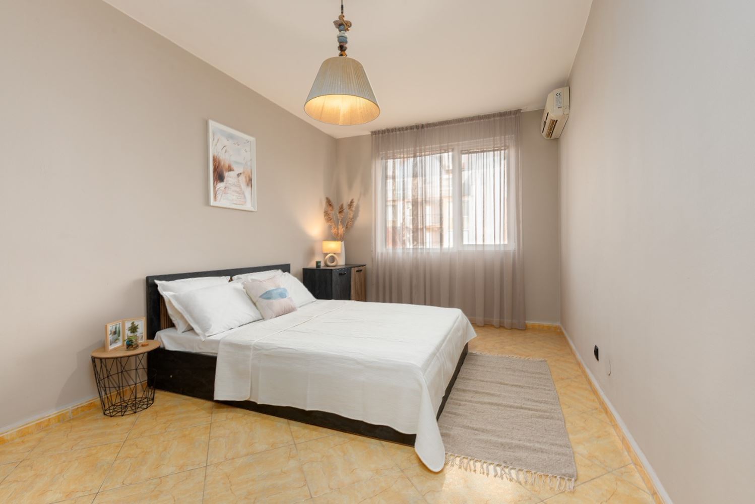 Stylově zrekonstruovaný byt se dvěma ložnicemi v udržovaném komplexu v Slunečném pobřeží – komfort, klid a výborná lokalita