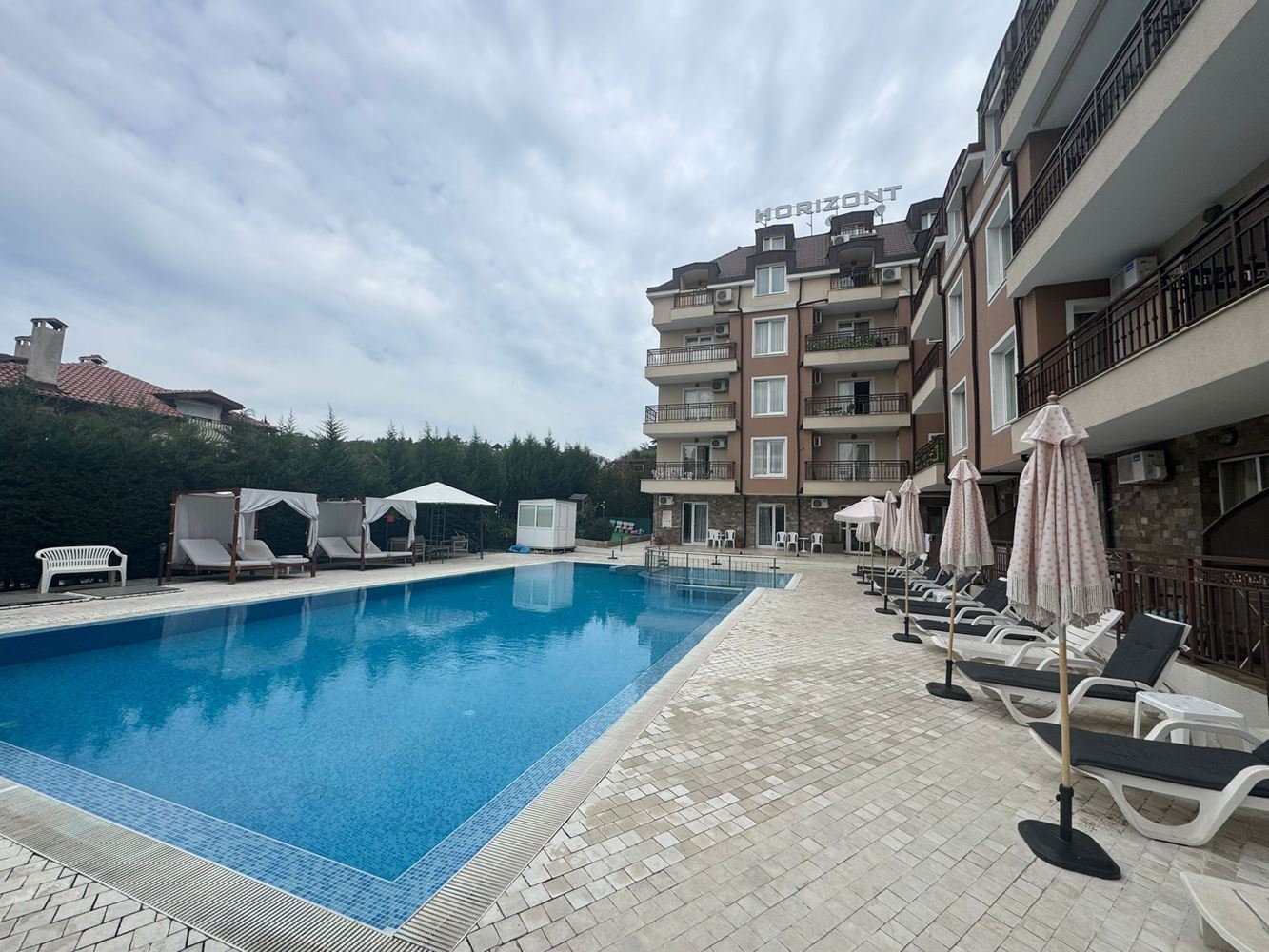 Prostorný apartmán s jednou ložnicí v elegantním komplexu na Slunečním pobřeží