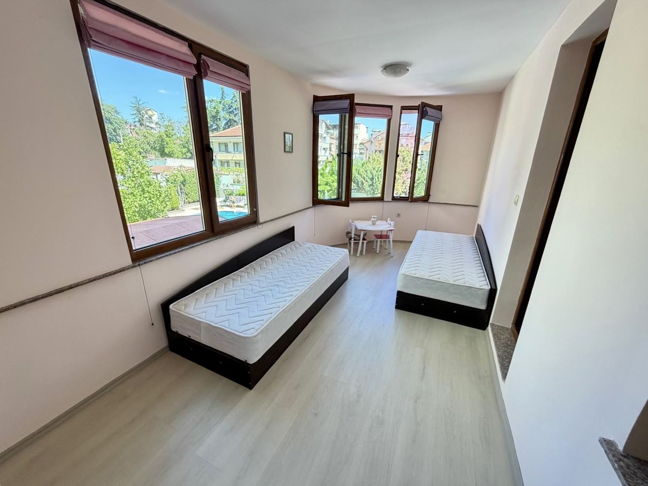 Sarafovo – prostorný apartmán s jednou ložnicí, Aktem 16, minimálním poplatkem za údržbu a kompletním vybavením