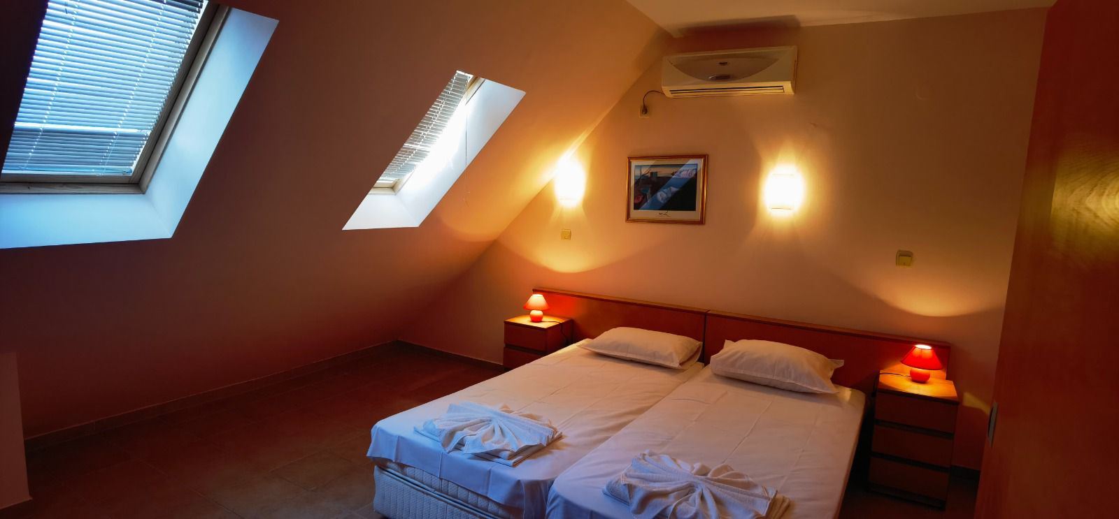 Prostorný třípokojový byt v nejvyšším patře v Slunečném pobřeží — komfort, styl a zelená harmonie u moře