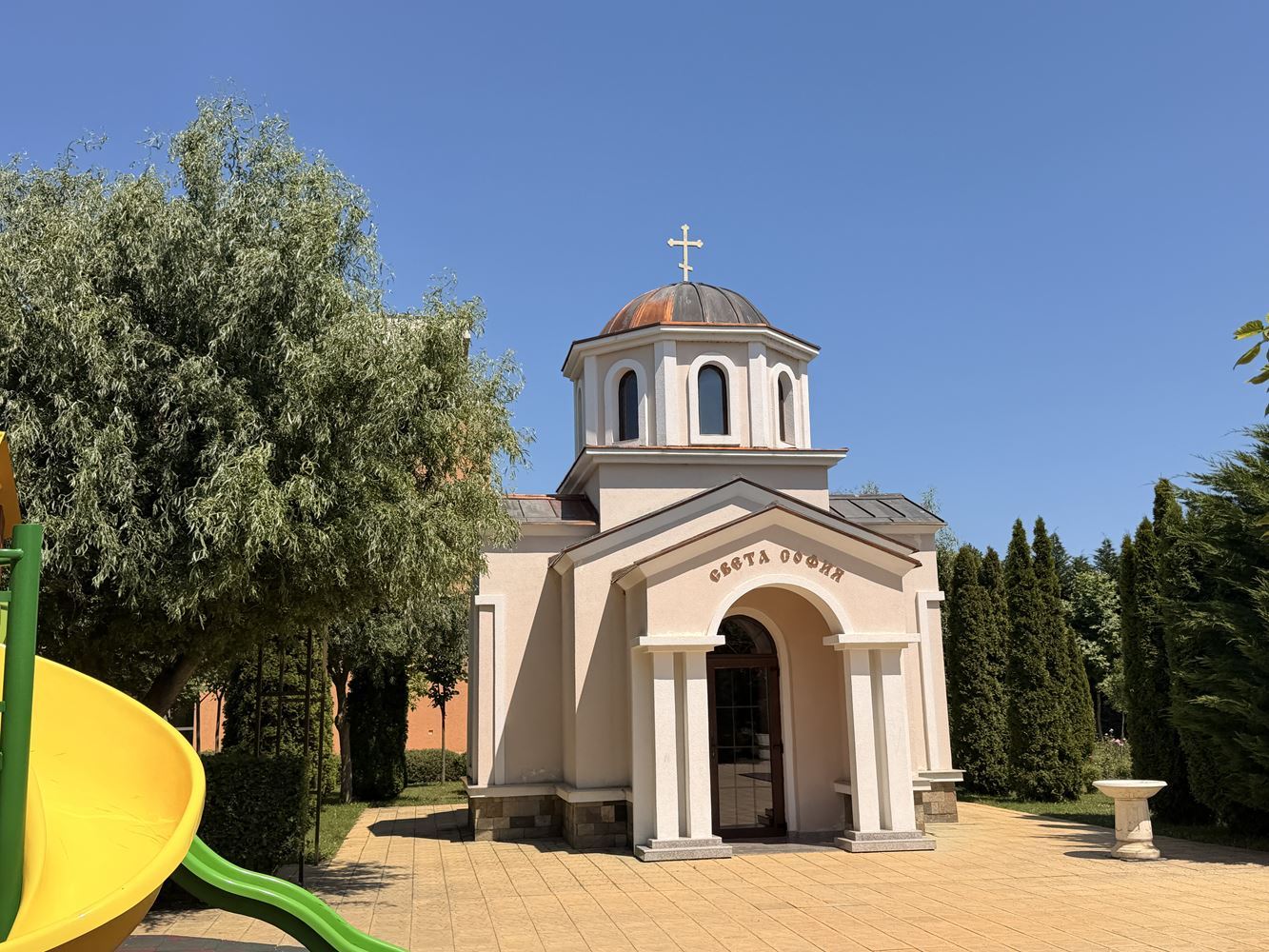 Prostorný apartmán se dvěma ložnicemi ve Slunečném pobřeží – panoramatický výhled a klidná lokalita