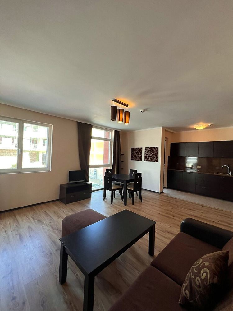 Prostorný dvoupokojový apartmán 50 metrů od pláže na Slunečném pobřeží – skvělá lokalita a komfort v uzavřeném komplexu