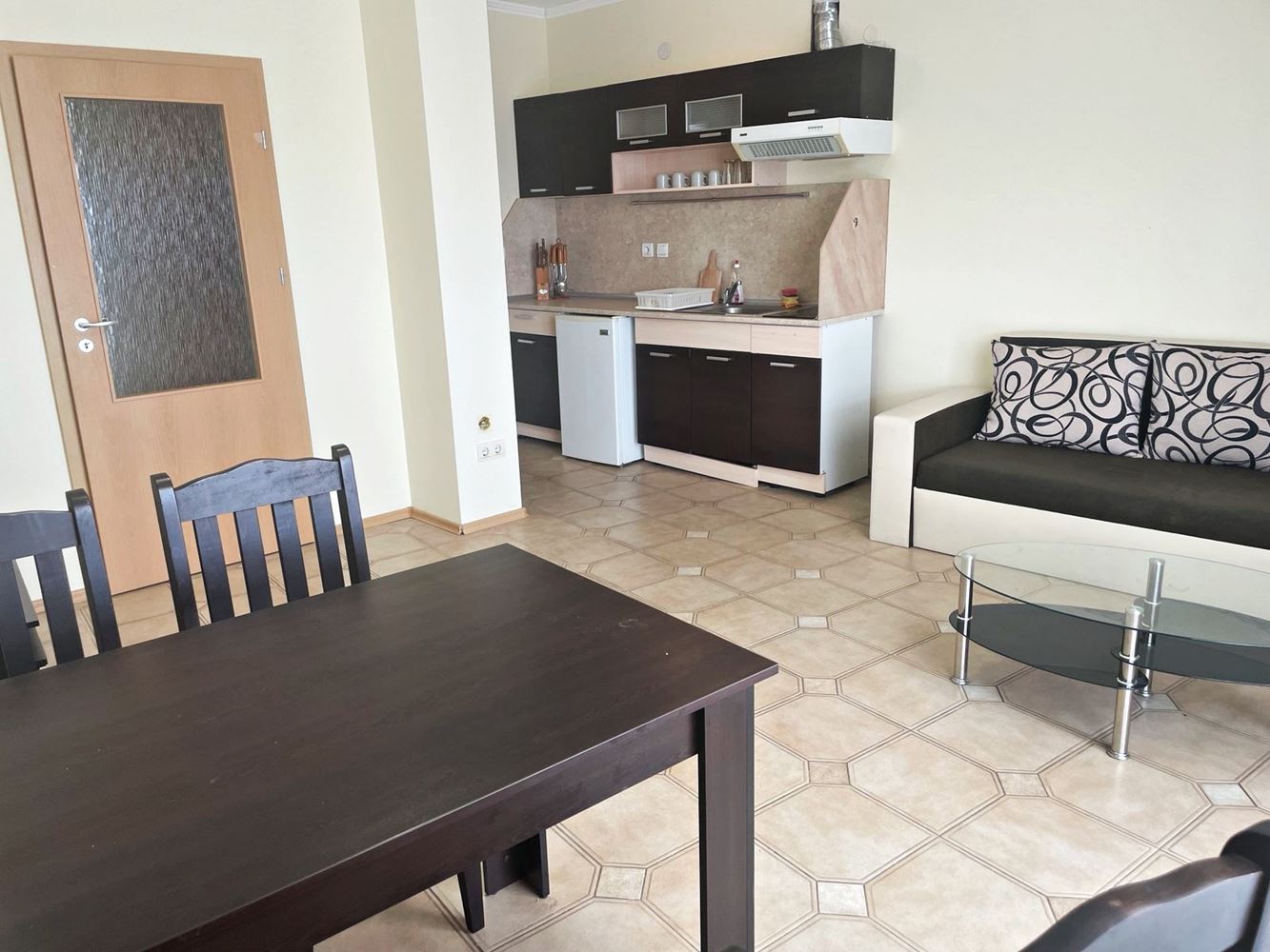 Prostorný apartmán s jednou ložnicí a výhledem na bazén ve Slunečném pobřeží
