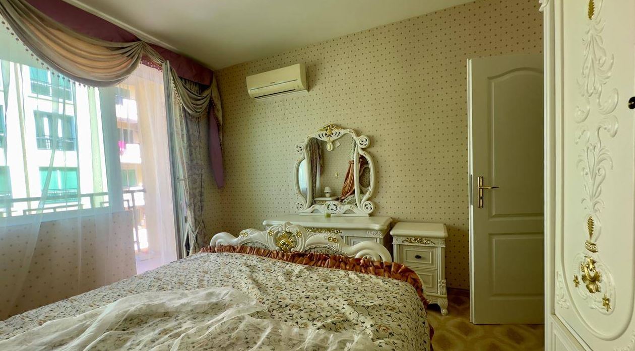 Dvoupokojový byt s jednou ložnicí v první linii v Elenite – klid, příroda a panoramatický výhled na moře