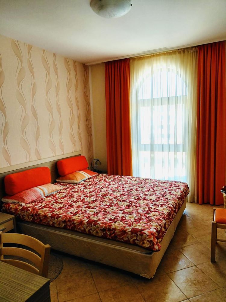 Přímořský komfort s výhledem na bazén – apartmán s jednou ložnicí v prestižním komplexu v Slunečném pobřeží