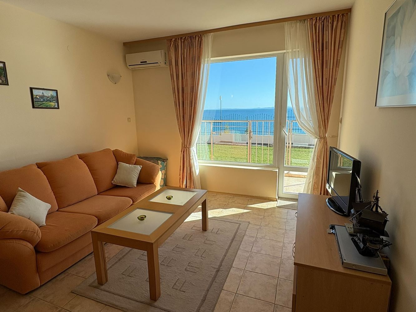 První linie v Sveti Vlas – prostorný apartmán s jednou ložnicí a výhledem na moře