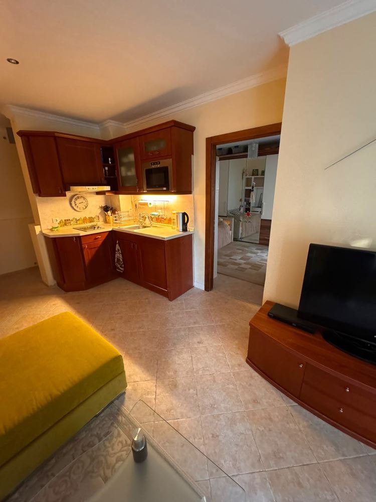 Apartmán se dvěma ložnicemi a výhledem na moře mezi borovicemi – luxus a klid přímo u moře v Sozopolu