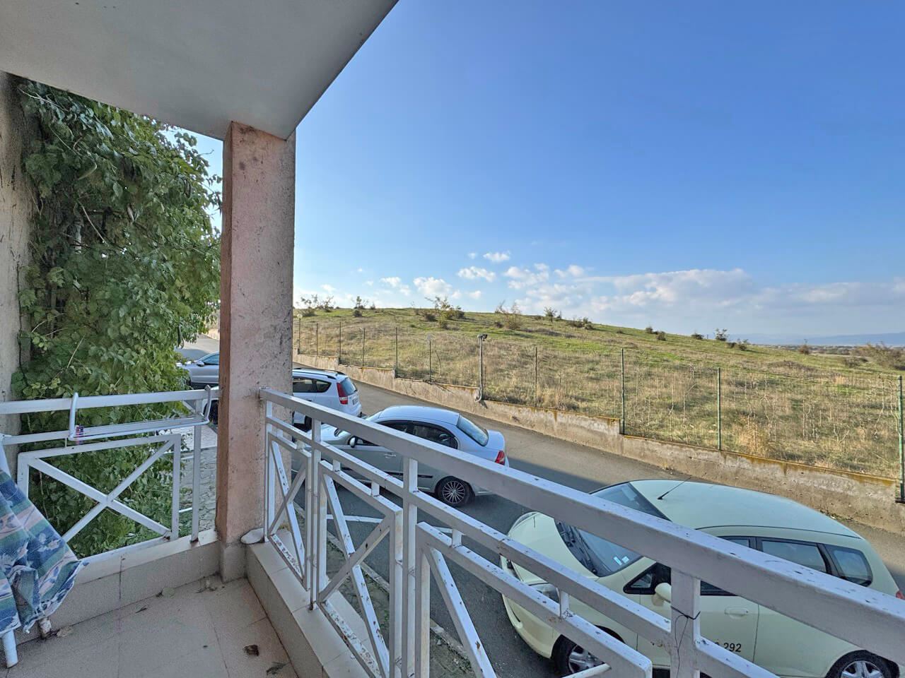 Funkční třípokojový byt v přízemí v moderním komplexu v oblasti Slunečního pobřeží