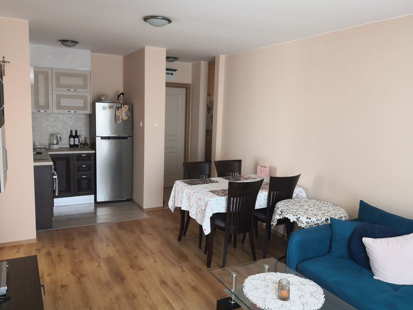 Prostorný apartmán se dvěma ložnicemi s výhledem na bazén a zahradu – plně zařízený v moderním komplexu na Slunečním pobřeží