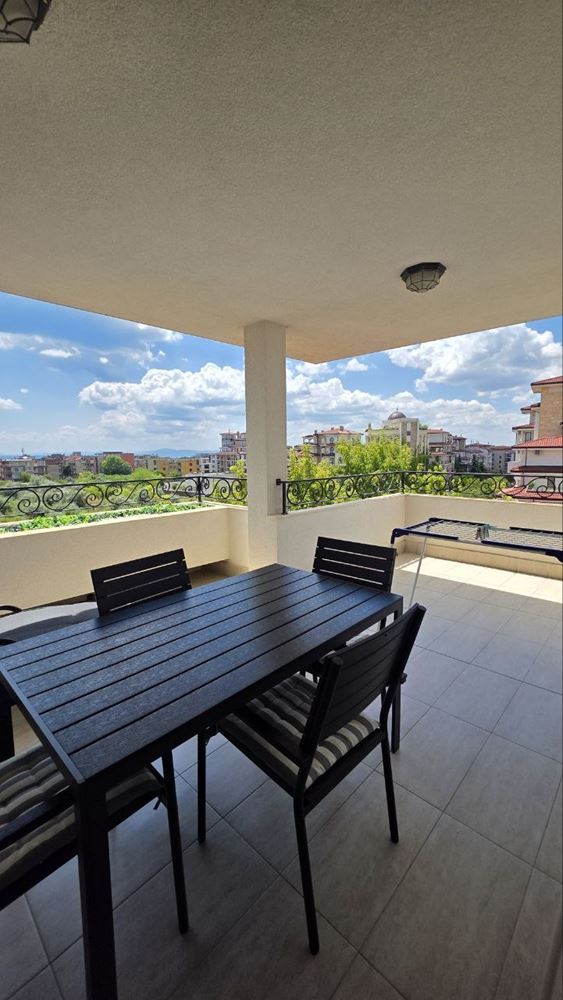 Prostorný apartmán se dvěma ložnicemi s částečným výhledem na moře v prestižním komplexu v Nesebaru – připravený pro své nové majitele