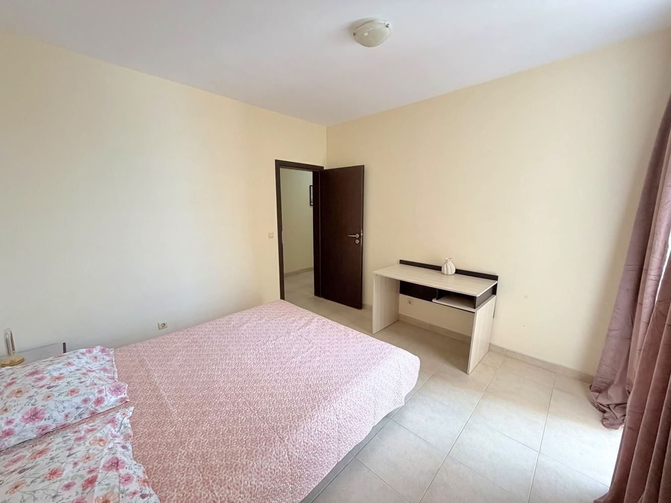 Apartmán se dvěma ložnicemi v Slunečném pobřeží bez poplatku za údržbu – výborná lokalita, atraktivní investice