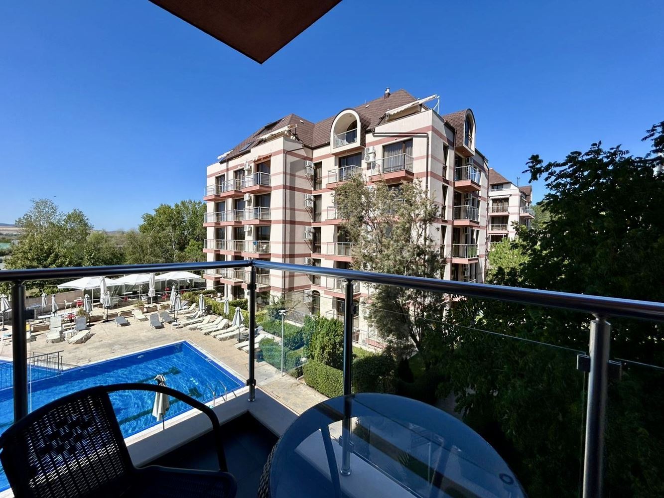 Útulný 2+kk apartmán s výhledem na bazén a zeleň v skvělém komplexu ve Slunečném pobřeží