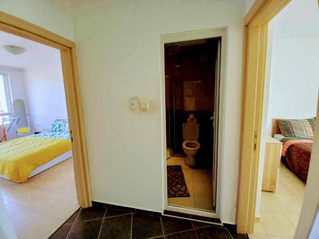 Prostorný apartmán se dvěma ložnicemi a panoramatickým výhledem na moře ve Svatém Vlasu – komfort, klid a výborná lokalita
