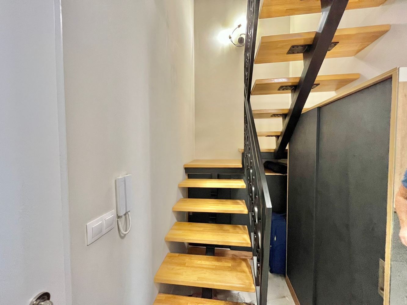 Dvouúrovňový apartmán se dvěma ložnicemi v centru Ravdy – luxus, komfort a vynikající poloha u moře